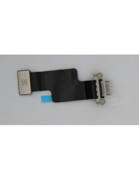 USB-C boards MacBook Air (15-inch, M5) — starlight