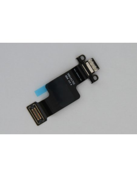 USB-C boards MacBook Air (15-inch, M5) — midnight