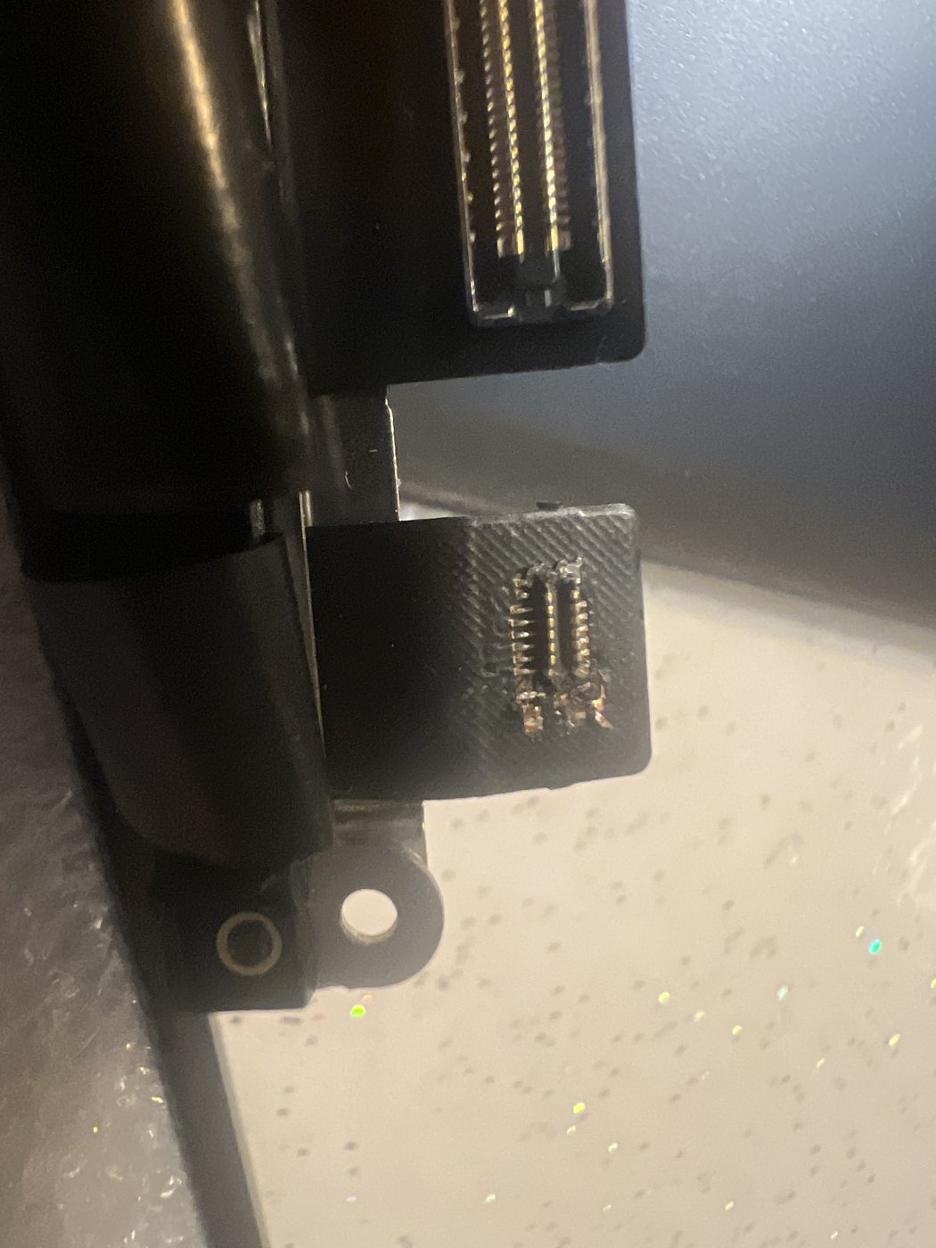 Conector de pantalla dañado durante el montaje