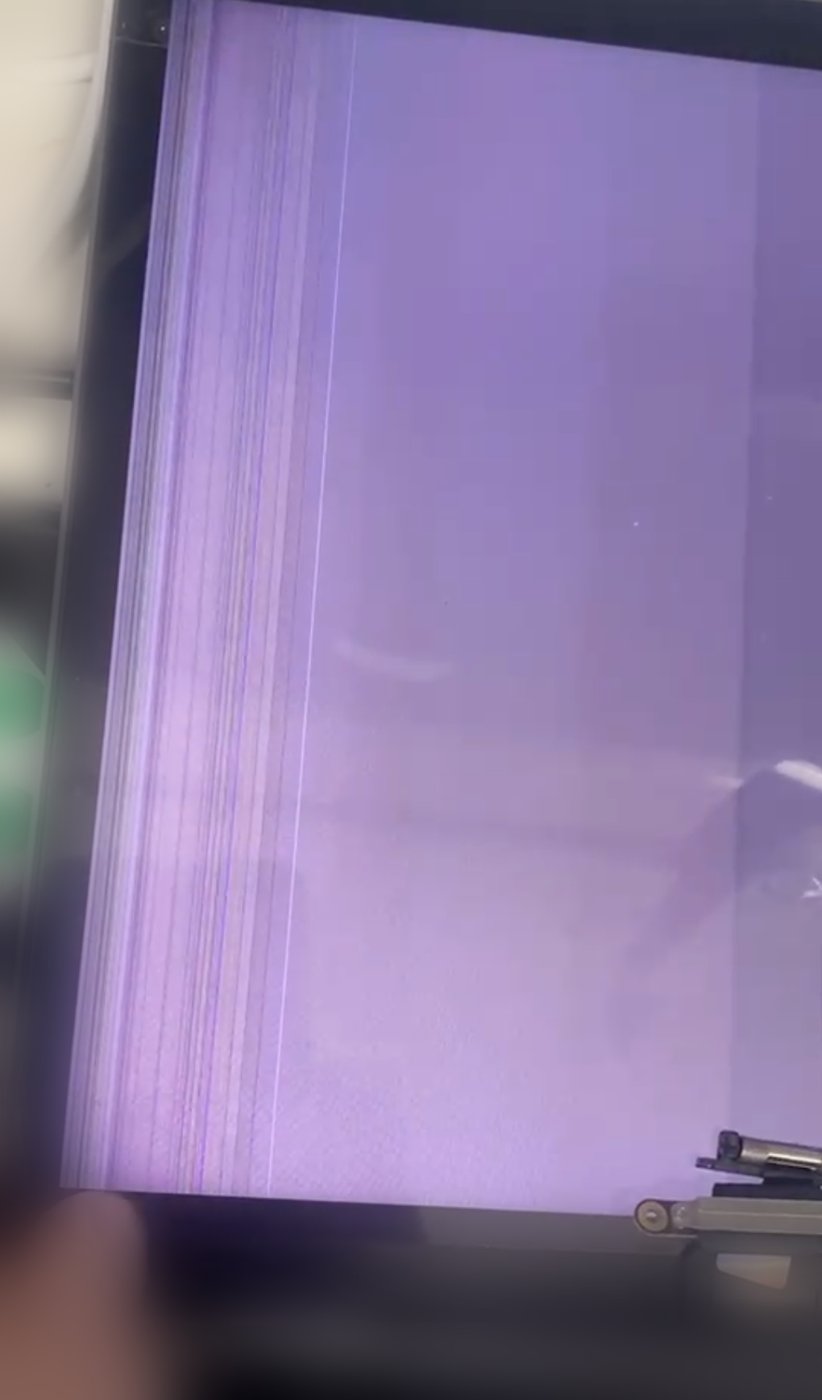 Panel roto: bandas y líneas verticales de color