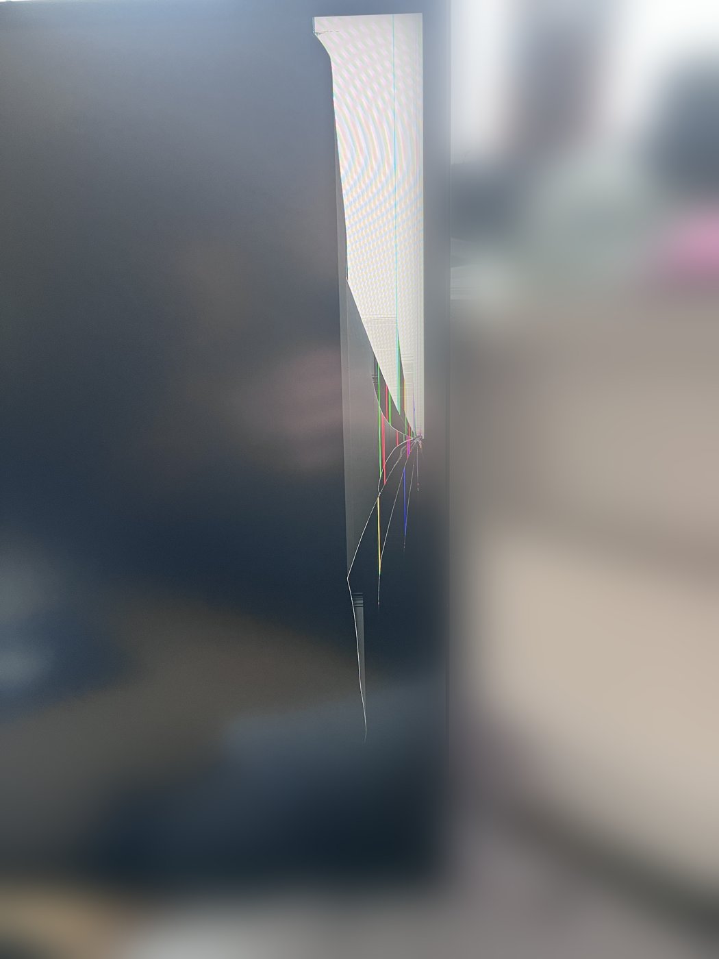 Panel de pantalla agrietado con punto de impacto
