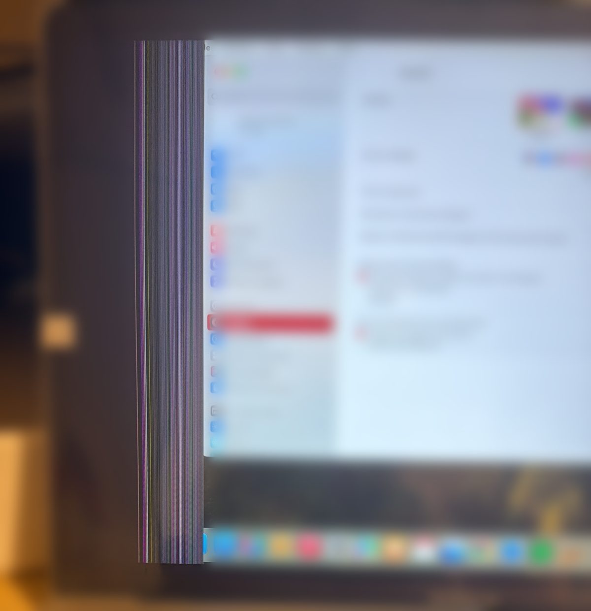 Líneas verticales de colores en el borde de una pantalla de MacBook: panel LCD roto debajo del bisel