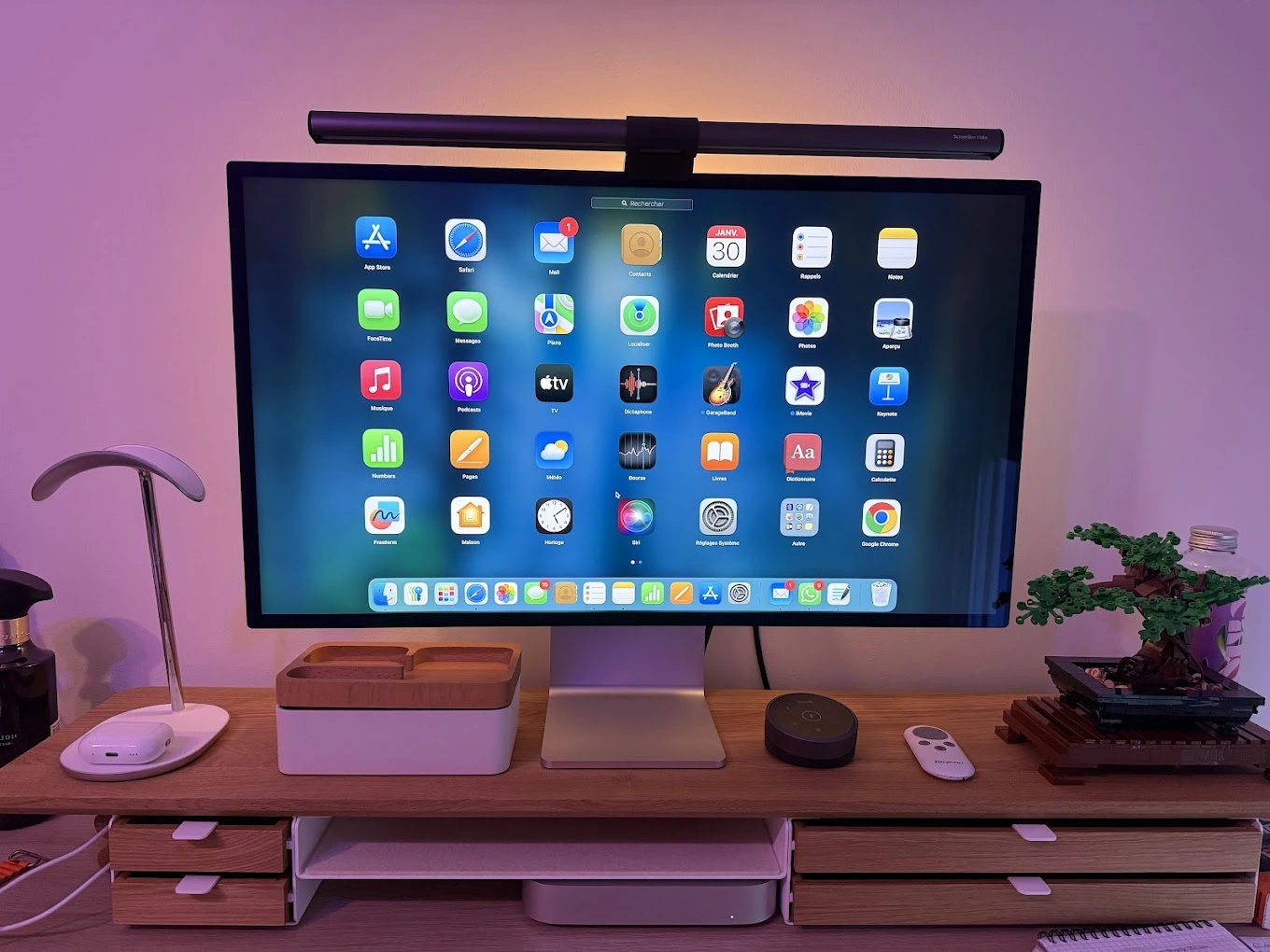 Écran Kuycon monté sur MacBook Pro